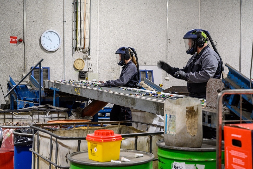 Käytettyjen paristojen lajittelua