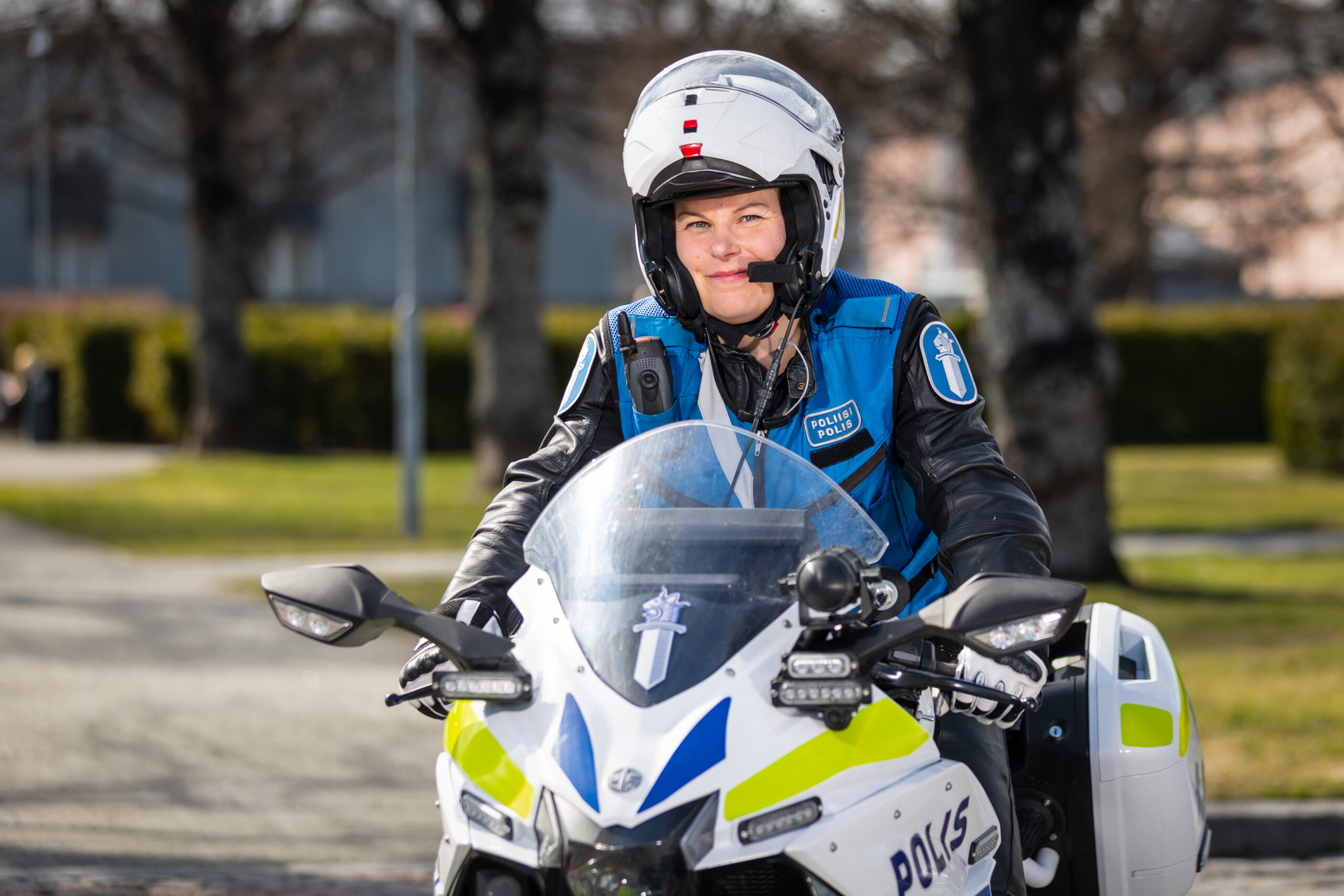 Moottoripyöräpoliisi Sari Hukkanen. Kuvaaja: Petri Jauhiainen