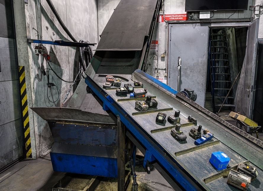 Käytetyt NiMH-akut matkalla murskattavaksi mustaksi massaksi