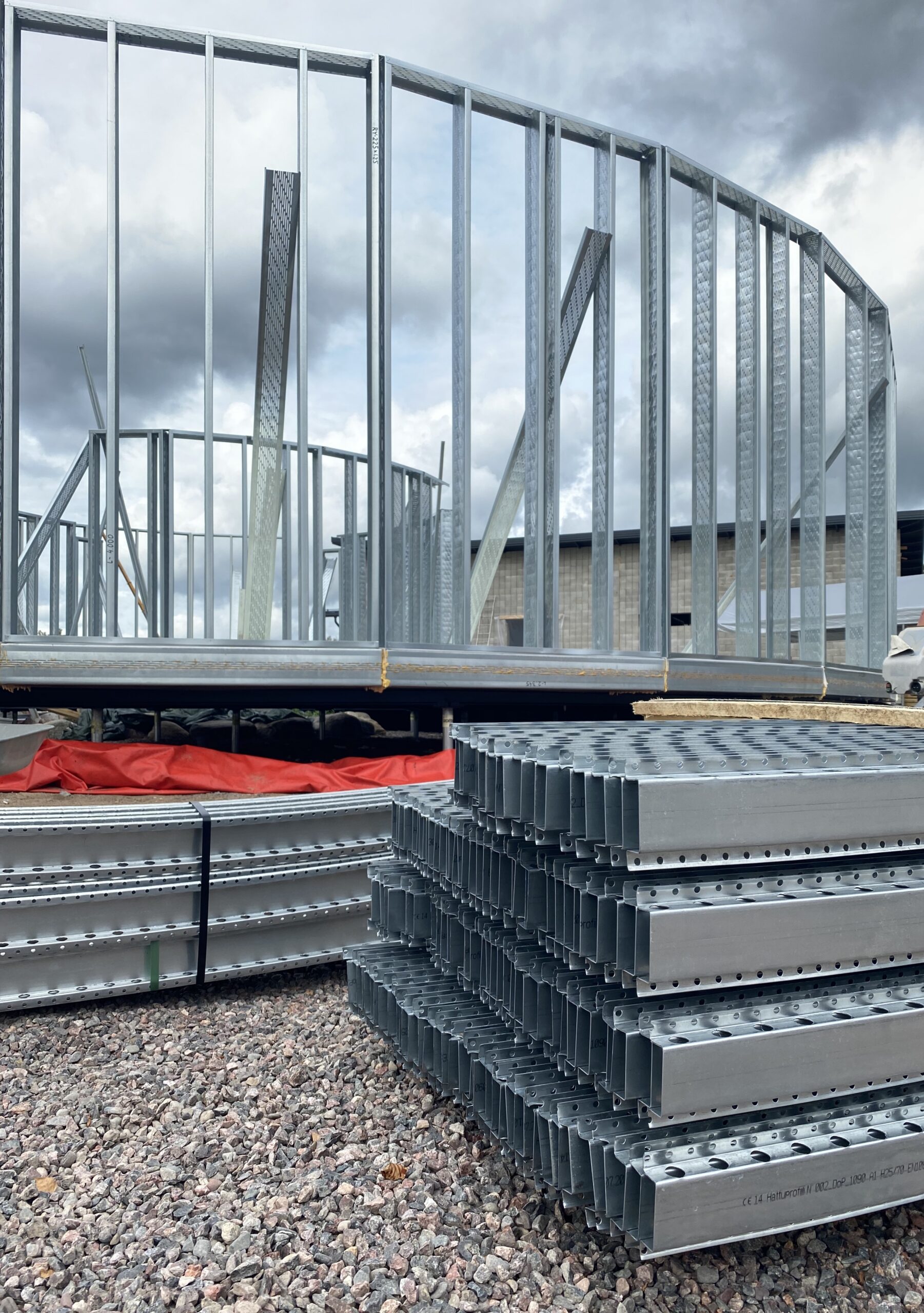 Lohjan asuntomessut 2021, teräksisen Pyörre-talon rakentaminen.